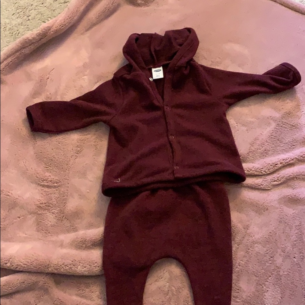 Burgundy sweatsuit 0-3M 💕